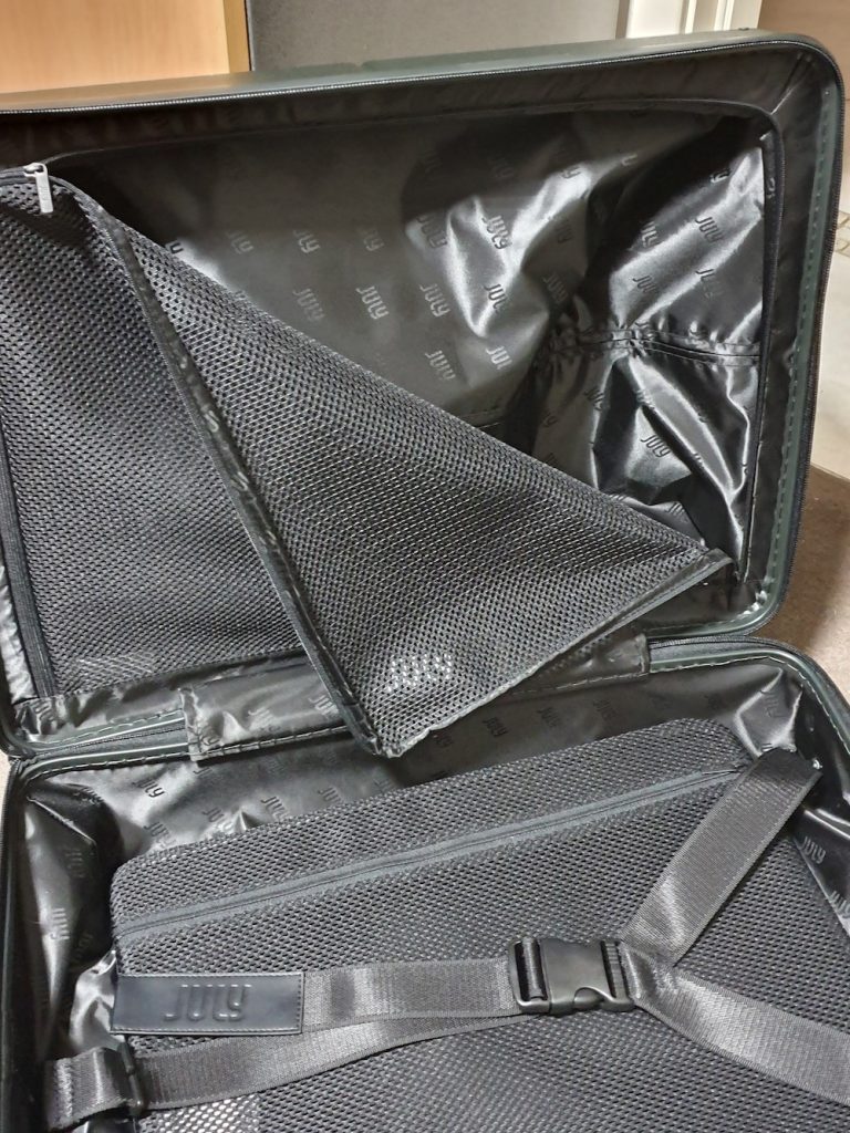 July suitcase review the case with the builtin battery to charge