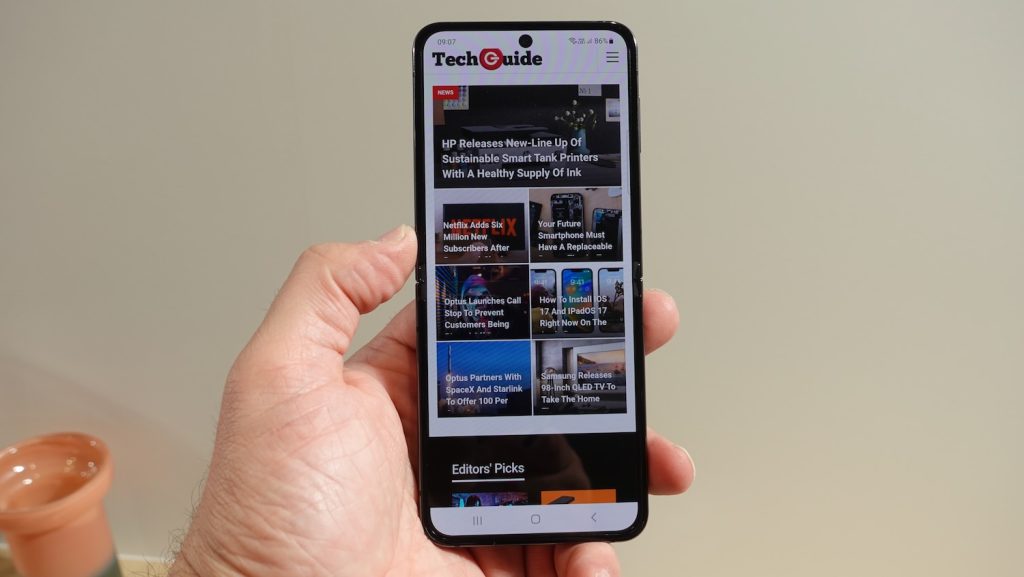 Tech Guide takes a hands-on look at the Samsung Galaxy Z Flip5 and Z Fold5