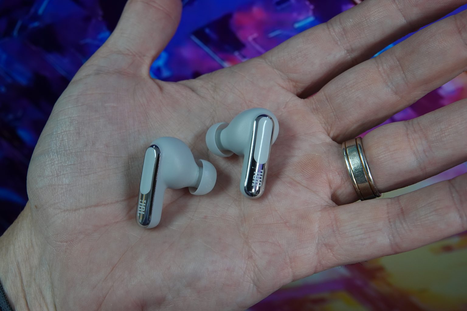 JBL Live Beam 3 Review – Outstanding sound with a nifty smart case