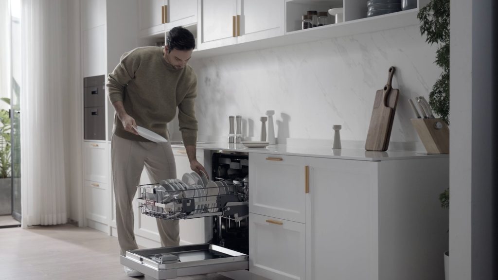 Midea’s new Easy-Lift dishwasher saves your back and keeps your dishes sparkling clean and dry