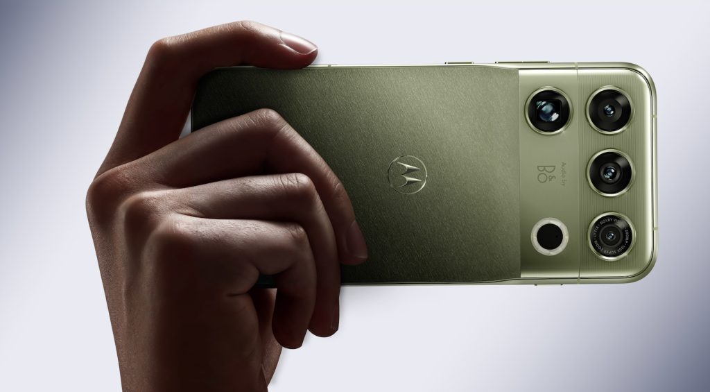 Motorola unveils its new signature 27 flagship smartphone powered by the new Snapdragon chip