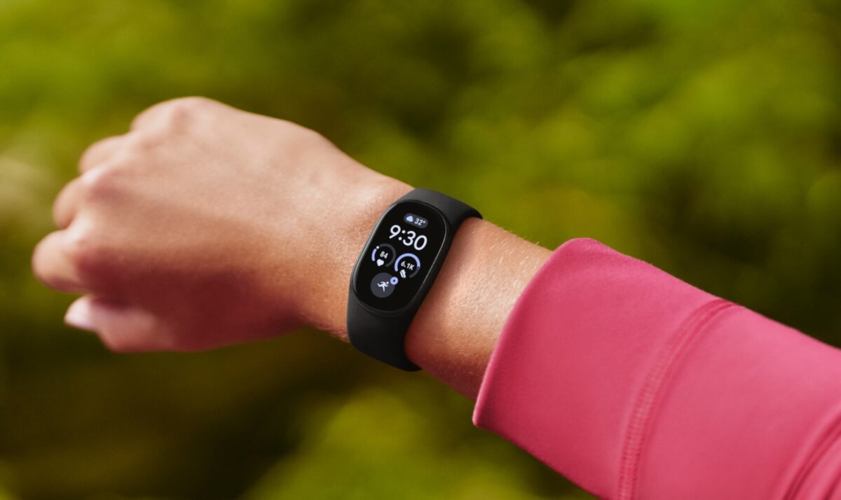 New Fitbit Edge smart tracker unveiled with Google Health Coach onboard ...