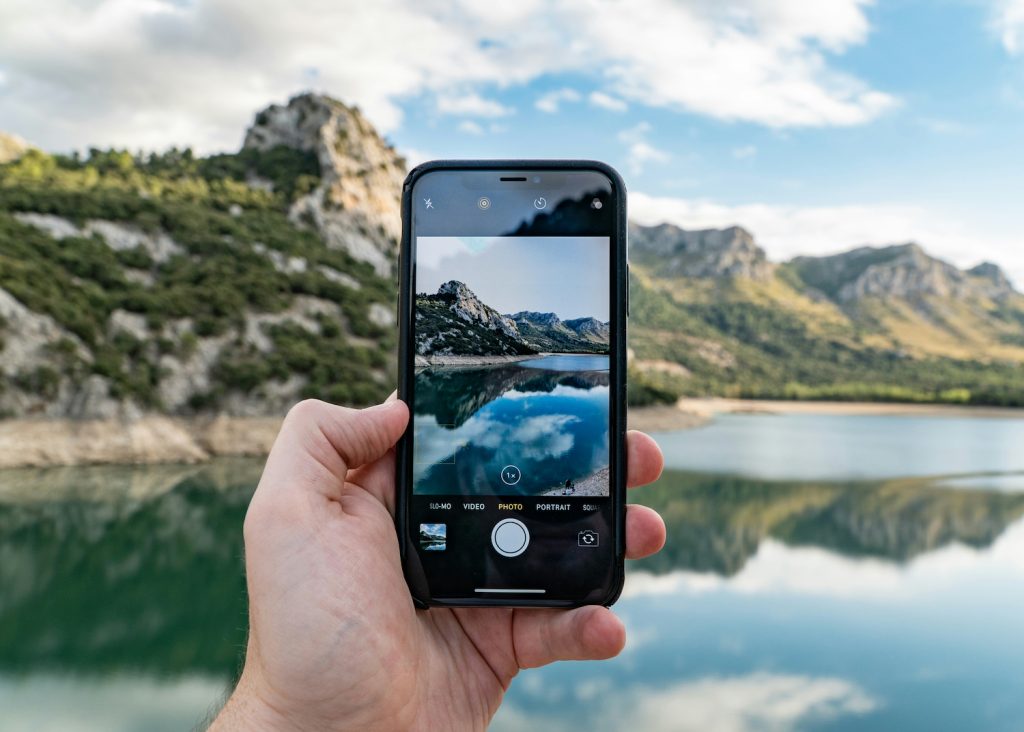 When Smartphone Zoom Ruins a Good Photo: What Happens to Detail After You Crop In